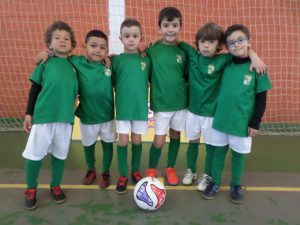 jogos de oeiras crianças a jogar futsal