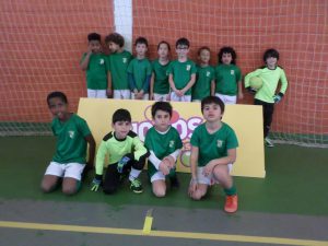 jogos de oeiras crianças a jogar futsal