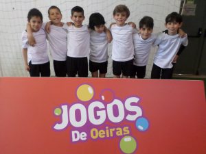 jogos de oeiras crianças a jogar futsal