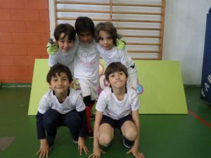 jogos de oeiras crianças a jogar futsal