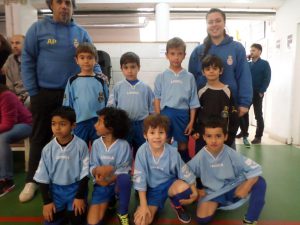 jogos de oeiras crianças a jogar futsal