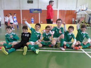 jogos de oeiras crianças a jogar futsal