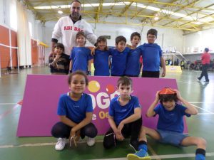 jogos de oeiras crianças a jogar futsal