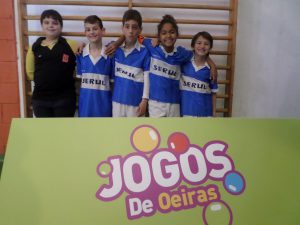 jogos de oeiras crianças a jogar futsal