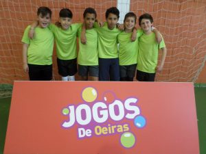 jogos de oeiras crianças a jogar futsal