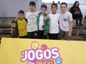 jogos de oeiras crianças a jogar futsal