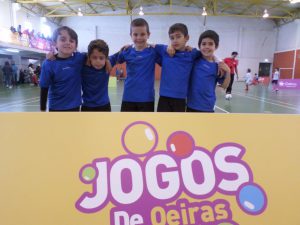 jogos de oeiras crianças a jogar futsal