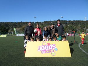 jogos de oeiras crianças a jogar futebol