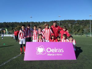 jogos de oeiras crianças a jogar futebol