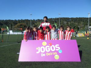 jogos de oeiras crianças a jogar futebol