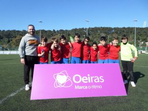 jogos de oeiras crianças a jogar futebol