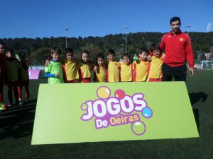 jogos de oeiras crianças a jogar futebol