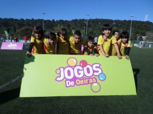 jogos de oeiras crianças a jogar futebol