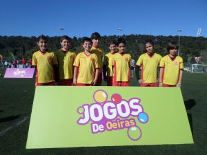 jogos de oeiras crianças a jogar futebol