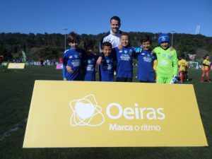 jogos de oeiras crianças a jogar futebol