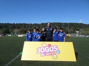 jogos de oeiras crianças a jogar futebol