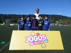 jogos de oeiras crianças a jogar futebol