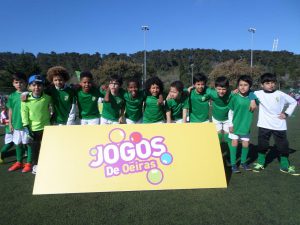 jogos de oeiras crianças a jogar futebol