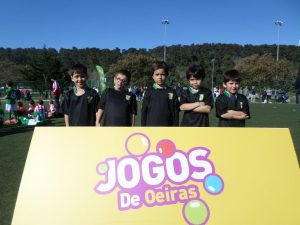 jogos de oeiras crianças a jogar futebol