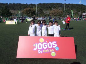 jogos de oeiras crianças a jogar futebol