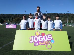 jogos de oeiras crianças a jogar futebol