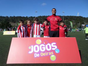 jogos de oeiras crianças a jogar futebol