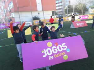 jogos de oeiras crianças praticando atletismo