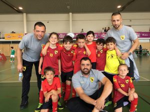 jogos de oeiras crianças a jogar futsal