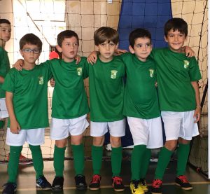 jogos de oeiras crianças a jogar futsal