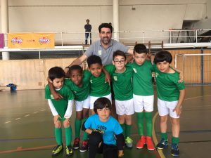 jogos de oeiras crianças a jogar futsal