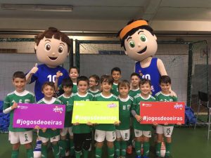 jogos de oeiras crianças a jogar futsal