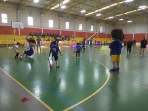 jogos de oeiras crianças a jogar futsal