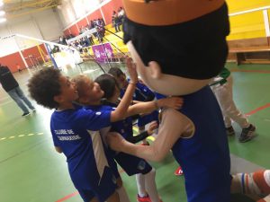 jogos de oeiras crianças a jogar futsal