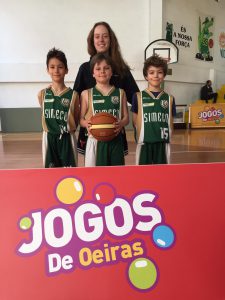 jogos de oeiras crianças a jogar basquetebol