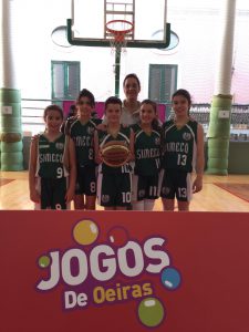 jogos de oeiras crianças a jogar basquetebol