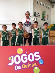 jogos de oeiras crianças a jogar basquetebol