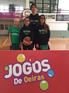 jogos de oeiras crianças a jogar basquetebol