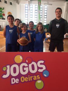 jogos de oeiras crianças a jogar basquetebol