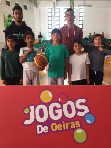 jogos de oeiras crianças a jogar basquetebol