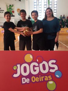 jogos de oeiras crianças a jogar basquetebol