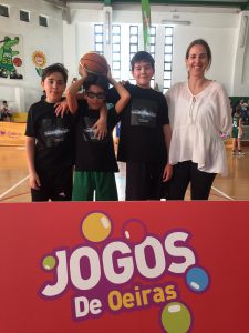 jogos de oeiras crianças a jogar basquetebol