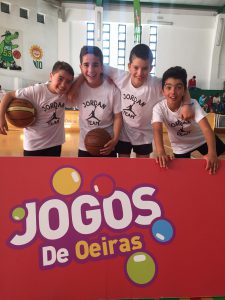 jogos de oeiras crianças a jogar basquetebol