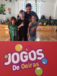 jogos de oeiras crianças a jogar basquetebol