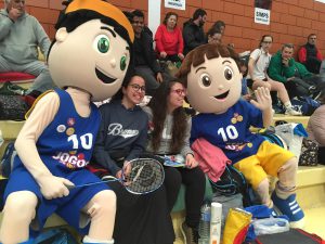 jogos de oeiras crianças a jogar badminton