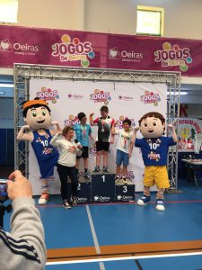 jogos de oeiras crianças a jogar badminton