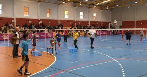 jogos de oeiras crianças a jogar badminton