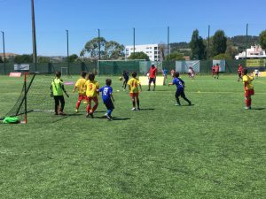 Jogos de Oeiras crianças a jogar futebol