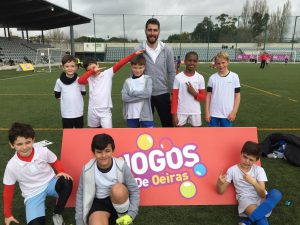 jogos de oeiras crianças a jogar futebol