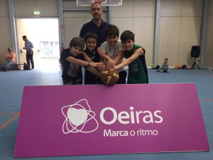 jogos de oeiras crianças a jogar basquetebol