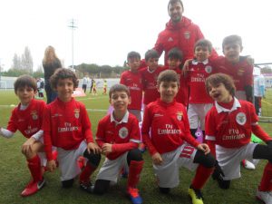 jogos de oeiras crianças a jogar futebol